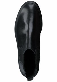 Černá kožená kotníková bota s lesklým povrchem, elastickými postranními panely a poutkem pro snazší nazouvání, se hladkým povrchem a zaoblenou špičkou.