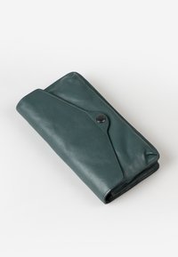 Teal leren portemonnee met een gestructureerd oppervlak, voorzien van een opvouwbaar ontwerp en een zwarte drukknoopsluiting. Compact en rechthoekig van vorm.