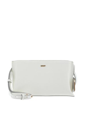 Sac bandoulière rectangulaire blanc en cuir avec une sangle réglable et un petit logo doré DKNY sur le devant.