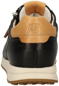 Baskets en cuir noir avec talon en cuir tan, semelle intermédiaire blanche et semelle en caoutchouc. Présente un détail de fermeture éclair et un logo embossé à l'arrière.