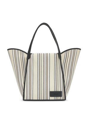 Borsa tote in tessuto a righe con manici e rifiniture in pelle nera, con una toppa logo rettangolare nera nella parte bassa anteriore.