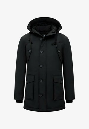 Zwarte gevoerde parka met capuchon, voorsluiting met knopen, twee grote klepzakken, trekkoorden bij de hals en manchetten aan de mouwen.