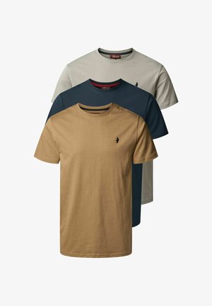 Drie kortemouwen T-shirts in beige, donkergroen en tan, gemaakt van zachte katoen, met ronde hals en kleine geborduurde logo's.