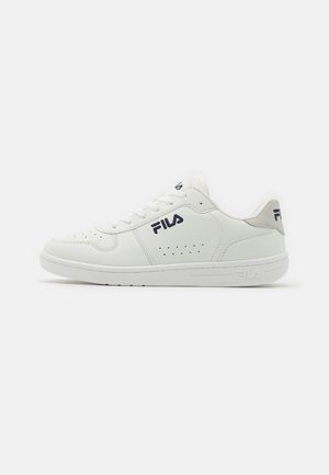 Zapatilla blanca FILA de corte bajo con diseño de cordones, panel lateral perforado y logotipo de la marca en el costado, talón y lengüeta.