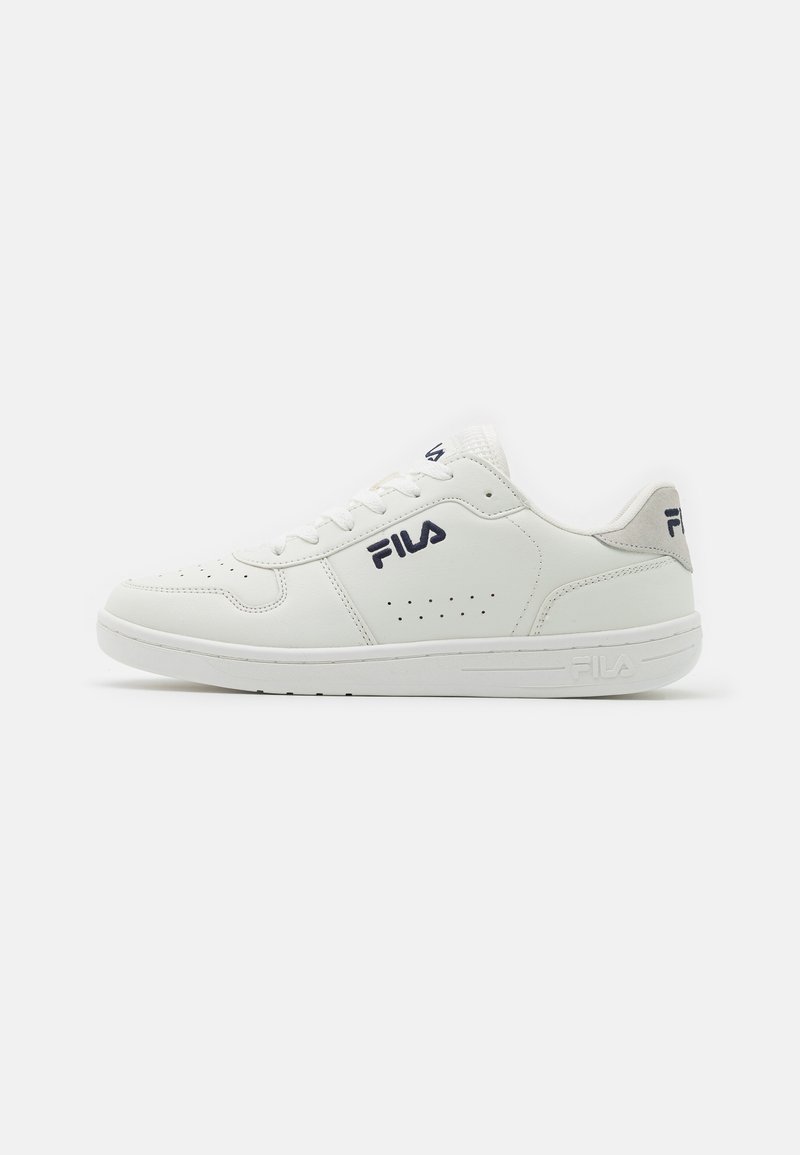 Baskets basses blanches FILA avec design à lacets, panneau latéral perforé et logo de la marque sur le côté, le talon et la langue.