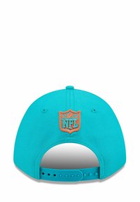 Cappellino da baseball turchese con un patch arancione del logo NFL sul retro e chiusura a scatto regolabile. Tessuto morbido.