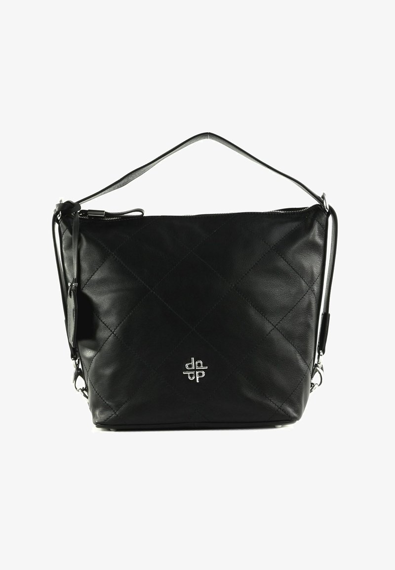 Bolso de hombro de cuero negro con un patrón acolchado, logo y herrajes en tono plateado, cierre de cremallera y correa de hombro ajustable.