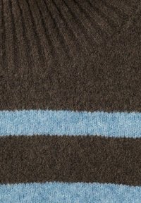 Tessuto a righe marroni e azzurro chiaro, con una consistenza morbida e pelosa, caratterizzato da motivi a costine verticali in marrone scuro e bande blu lisce.