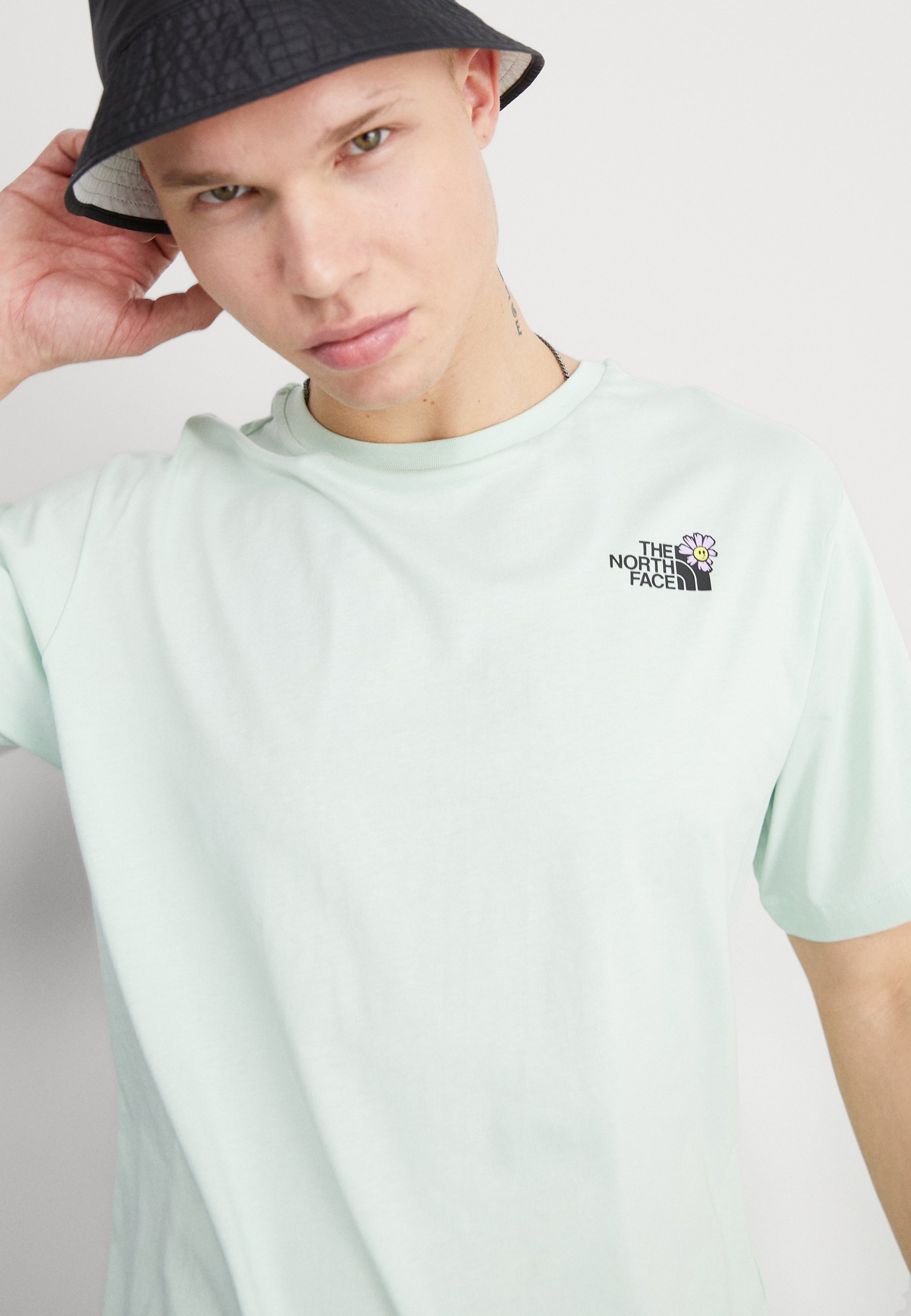 即発★THE NORTH FACE★M BLOOM SS TEE OVERSIZED★NF0A8EAEC3F The North Face Bloom Backprint Oversized T-Shirt in White