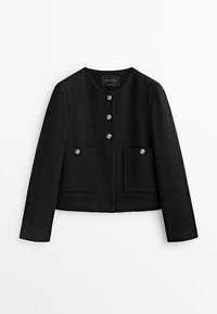 Svart, texturerad kavaj med rund halsringning, tre knappstängning, två framfickor och silverknappdetaljer. Kortad silhuett.