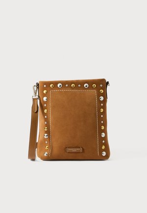 Brązowa torebka crossbody z zamszu z metalowymi ćwiekami w kolorze złotym, srebrnym i białym, z wykończeniem w postaci przeszywanego brzegu oraz odpinanym paskiem.