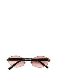 Occhiali da sole con montatura dorata, lenti rosa geometriche e aste nere, mostrati su uno sfondo bianco.