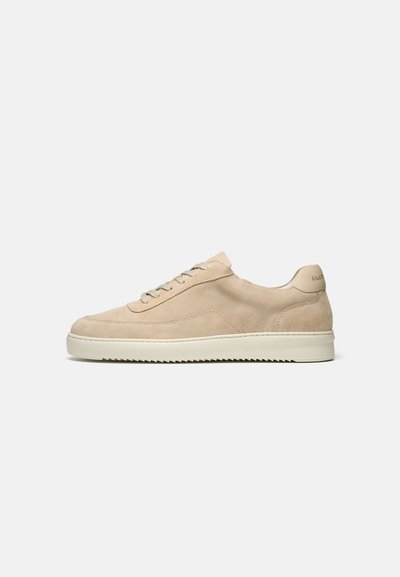 Μπεζ δερμάτινο χαμηλό sneaker με κρεμ λαστιχένια σόλα, δέσιμο με κορδόνια μπροστά και διακριτικές ραφές σε απλό ανοιχτό φόντο.