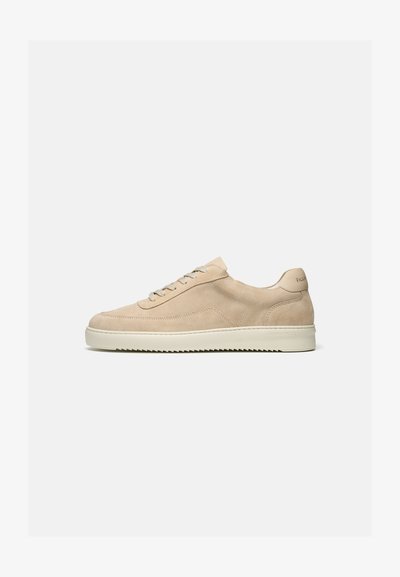 Μπεζ δερμάτινο χαμηλό sneaker με κρεμ λαστιχένια σόλα, δέσιμο με κορδόνια μπροστά και διακριτικές ραφές σε απλό ανοιχτό φόντο.