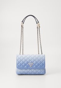 Borsa a tracolla trapuntata di colore azzurro chiaro, realizzata in materiale sintetico, con logo triangolare e doppie cinghie in catena e pelle.