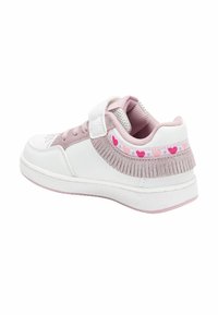 Sneaker bianco con dettagli rosa, fascia con velcro, tallone in suede e finiture a motivo cuore. Punta arrotondata e dettaglio laterale testurizzato.