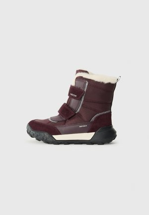 Stivali impermeabili color bordeaux con tomaia in suede e tessuto, foderati in pelliccia sintetica bianca, con cinturini regolabili e suola in gomma nera texturizzata.
