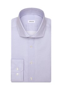 Camicia da uomo piegata di colore blu chiaro con un piccolo motivo triangolare blu scuro e bottoni bianchi, esposta su uno sfondo bianco.