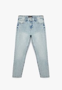 Jeans de mezclilla azul claro con corte recto, que cuentan con cinco bolsillos, cierre de botón y cremallera, y un acabado desgastado con ligeros desgastes.