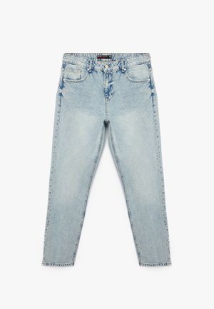 Vaaleansiniset farkut suoran lahkeen leikkauksella, joissa on viisi taskua, nappi- ja vetskari-kiinnitys, sekä haalistunut pinta, jossa on hieman kulumaa.