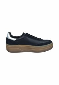 Sneaker en cuir noir avec des accents en daim gris, talon argenté et une semelle en caoutchouc épais de couleur gomme. Présente des lacets noirs et des coutures minimalistes.