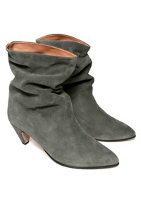 Graue Wildleder-Stiefeletten mit einem lockeren Design, spitz zulaufender Zehenpartie und einem niedrigen, verjüngten Absatz. Innen mit hellfarbenem Material ausgekleidet.