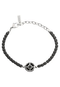 Armband med svarta fyrkantiga pärlor och en central cirkulär silverfärgad detalj med stjärnmönster, säkrad med en krabba.