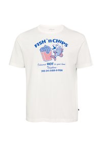 Witte katoenen t-shirt met blauwe grafische tekst en afbeeldingen van vis en friet. Inclusief bezorgdetails en een telefoonnummer onder het ontwerp.