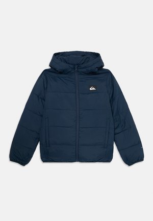 Jachetă puffer de culoare albastru marin, cu glugă, dotată cu închidere prin fermoar pe față, design capitonat și un mic logo pe zona stângă a pieptului.