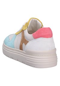 Sneaker multicolore con una tomaia in suede e pelle. Presenta dettagli blu, gialli, rosa e beige, un collo imbottito e una suola spessa bianca.