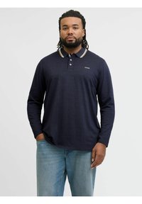 Marineblaues Langarm-Polo mit einem kontrastierenden, hellen Kragen, ausgestattet mit einer Drei-Knopf-Leiste und einem kleinen Logo auf der Brust.