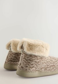 Next REGULAR FIT - Tohvelit - neutral