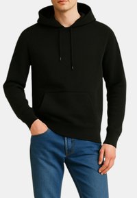 Un hoodie noir en textile doux, comportant une poche avant, des cordons de serrage ajustables et des poignets côtelés, accompagné d'un jean bleu.