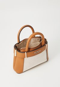 Torebka skórzana w kolorze tan z beżową siateczkową wstawką, podwójnymi uchwytami u góry, złotymi elementami oraz zamknięciem na zamek. Posiada logo marki z przodu.