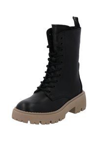 Botas de cuero negro con cordones, de caña alta y suela de goma beige gruesa, con ojales metálicos y una lengüeta en el talón.