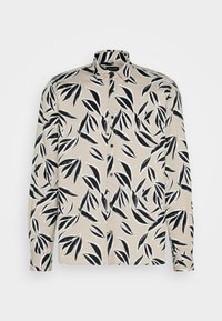 Camisa abotonada con tela beige clara con un patrón de hojas en negro y blanco, mangas largas y cuello estándar.