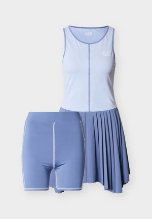 Αθλητικό μπλε ανοιχτό φόρεμα χωρίς μανίκια με πλισέ φούστα, σετ με εφαρμοστά σορτς με αντίθετη ραφή.