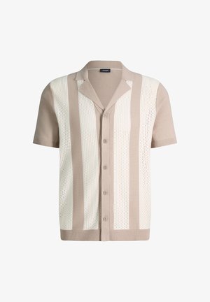 Beige en witte blouse met korte mouwen, knoopsluiting, verticale geperforeerde strepen en een reverskraag.