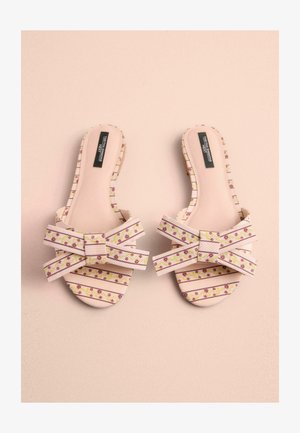 Infradito rosa con un grande fiocco, caratterizzati da un motivo floreale e a righe sulle cinghie e una suola liscia e piatta.