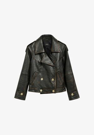 Czarna skórzana, skrócona kurtka motocyklowa z podwójnymi guzikami, dużymi klapami i subtelnymi detalami przyszycia. Texturowane wykończenie na całej powierzchni.