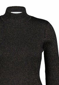 Sort ribbet turtleneck sweater med en tekstureret, glitrende finish. Har lange ærmer og en tætsiddende silhuet, der fremhæver vertikale linjer.