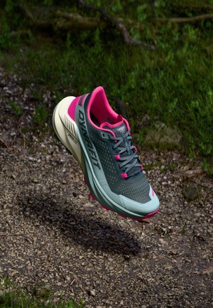 Pantof rămășit și teal cu accente roz. Superior din plasă, talpă căptușită și detalii cu model. Design ușor pentru utilizare în aer liber.