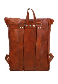 Mochila de cuero marrón con diseño enrollable, herrajes plateados, dos correas y bolsillos laterales. Presenta un acabado texturizado y una construcción robusta.