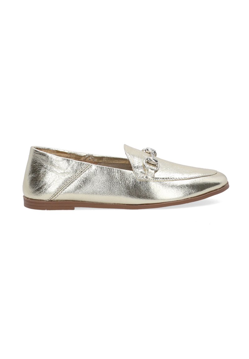 Metalen gouden loafers met een gladde textuur, puntige neus en decoratieve gespdetail op de wreef. Platte bruine zool voor stabiliteit.