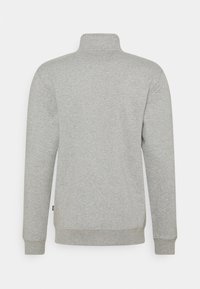 Sudadera de manga larga gris claro con cuello alto, puños acanalados y dobladillo acanalado, vista desde la parte de atrás sobre un fondo blanco.