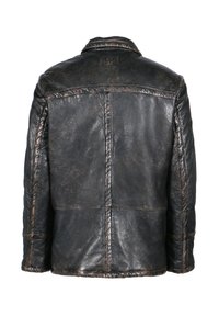 Chaqueta de cuero negro con un acabado texturizado, detalle de costura a lo largo de las costuras y un cuello clásico. Sin hardware ni acentos visibles.