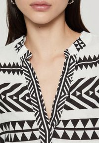 Vero Moda DICTHE 3/4  - Dnevna haljina - snow white/ibiza black