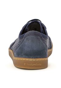 Chaussure bleu marine composée d'un mélange de mesh texturé et de daim. Semelle en caoutchouc avec un accent cousu. Nom de la marque "El Naturalista" visible.
