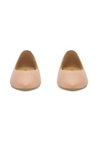Jasnoróżowe baleriny wykonane z perforowanego materiału syntetycznego, z okrągłym noskiem i gładką wewnętrzną podszewką. Miękka faktura z elastyczną podeszwą.