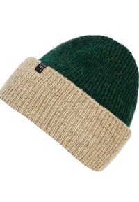 Bicolore gebreide beanie met een donkere groene kroon en een beige omgevouwen geribbelde boord met een klein zwart merklabel.